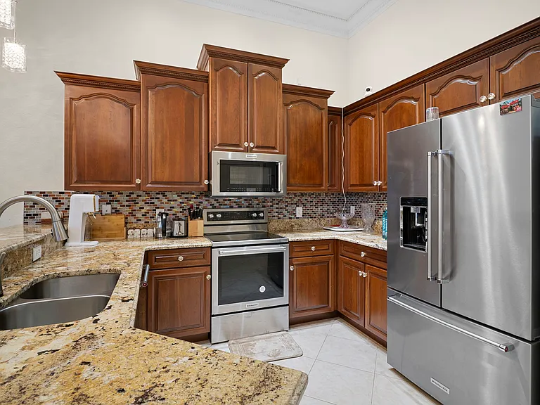 5024 SW 8th Pl — Photo 35