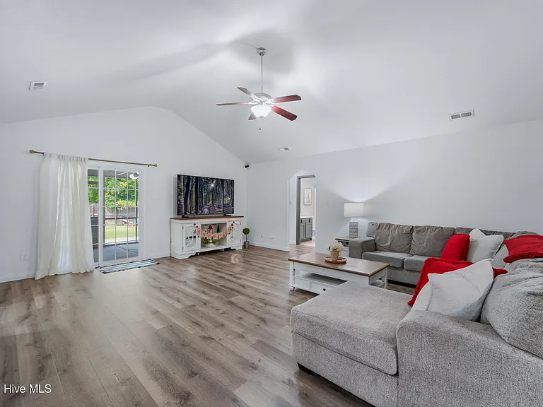 765 Radiant Dr — Photo 9