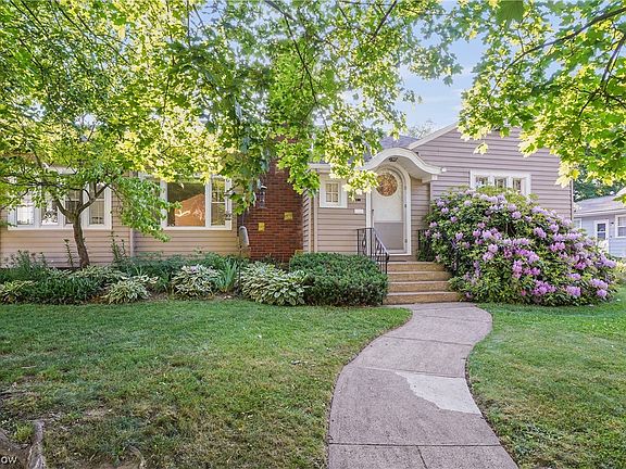 2nd image of 62 Harcourt Dr
