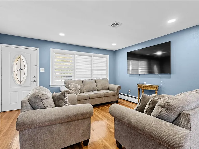 1016 E Elm St — Photo 8