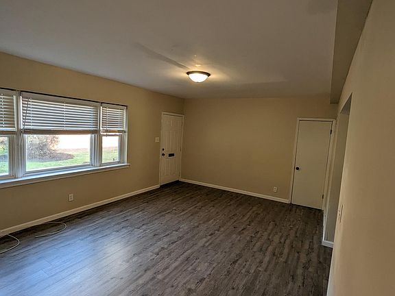 5th image of 7122 Vernon Ave