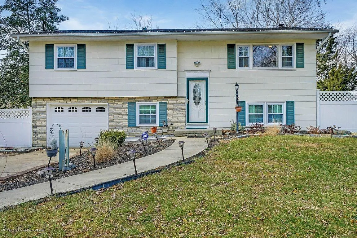 90 Curtis Pl photo 1