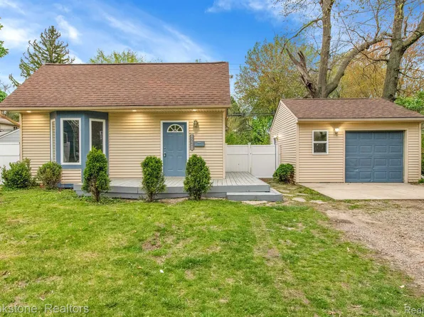 8228 Oak Park Blvd, Oak Park, MI 48237