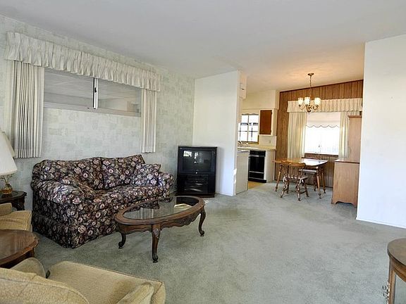 3rd image of 5645 Hobson St NE