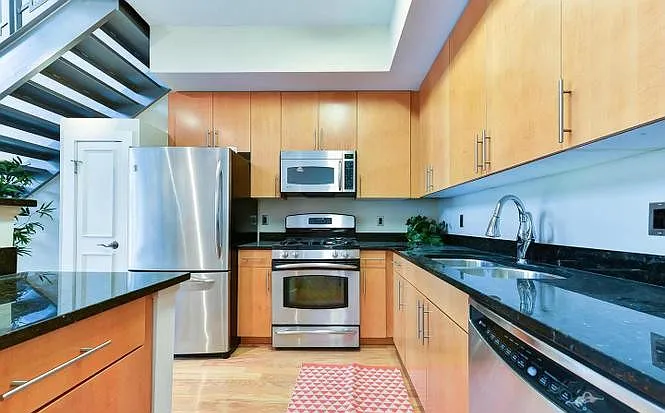 Contemporary Columbia Heights Loft | Prime Location — Photo 3
