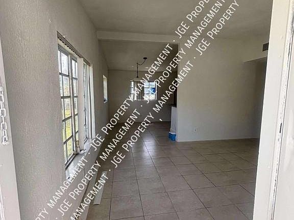 3rd image of 2325 Hope St Floor 33020