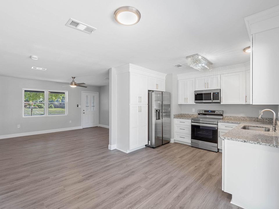 1st image of 406 Oakland Cir NW