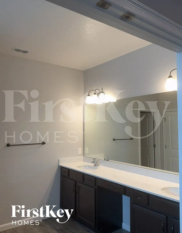 4 bed, 3.5 bath, 2601 sqft, $3,075 — Photo 3