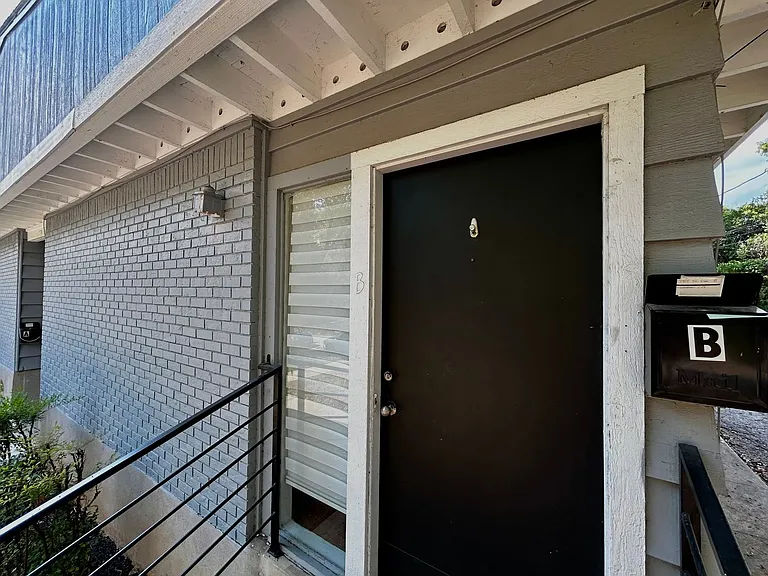 3304 Tom Green St #B — Photo 3