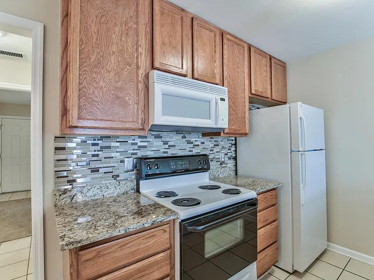 226 Columbia Dr #14 — Photo 8