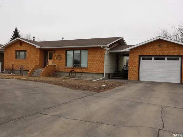 105 Magnan Street, Gravelbourg, SK S0H 1X0
