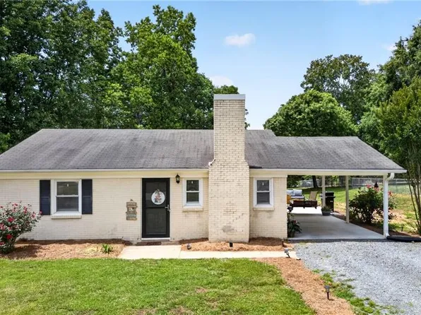 1111 Foxtrot Ct, King, NC 27021
