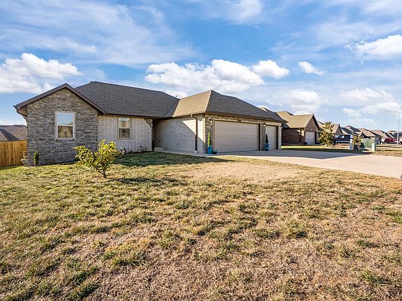 3rd image of 659 N Maplewood Hills Road