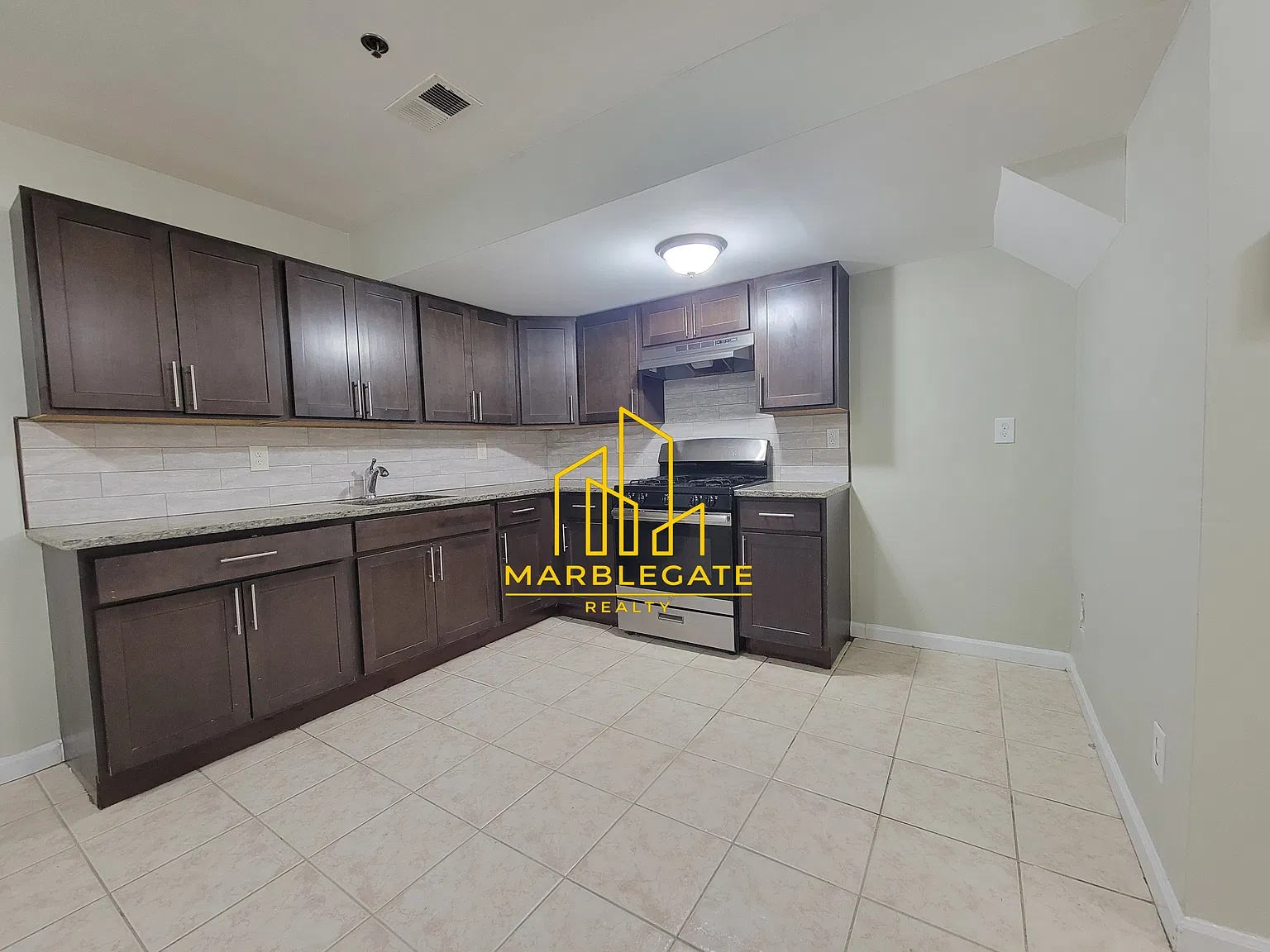 2 bed, 850 sqft, $2,050 — Photo 1