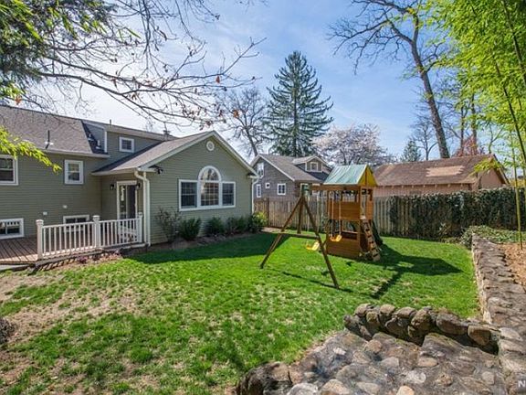 4th image of 63 Lake Dr W