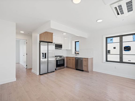 4th image of 168 Bay 49th St Unit 402