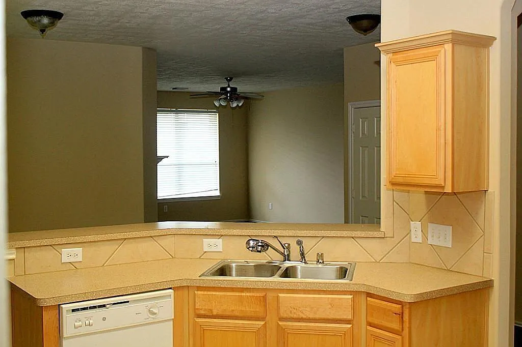 3 bed, 2.0 bath, 1852 sqft, $1,780 — Photo 3