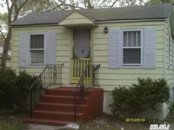 20 Daisy Pl, Selden, NY 11784