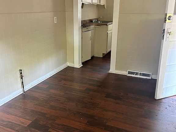 3rd image of 3711 E 55th St