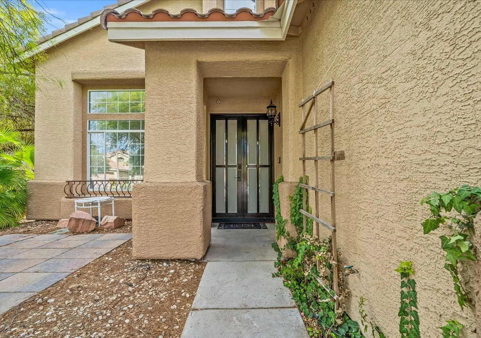 Elegant Summerlin 3bd with Gourmet Kitchen & Private Real Grass Backyard — Photo 2