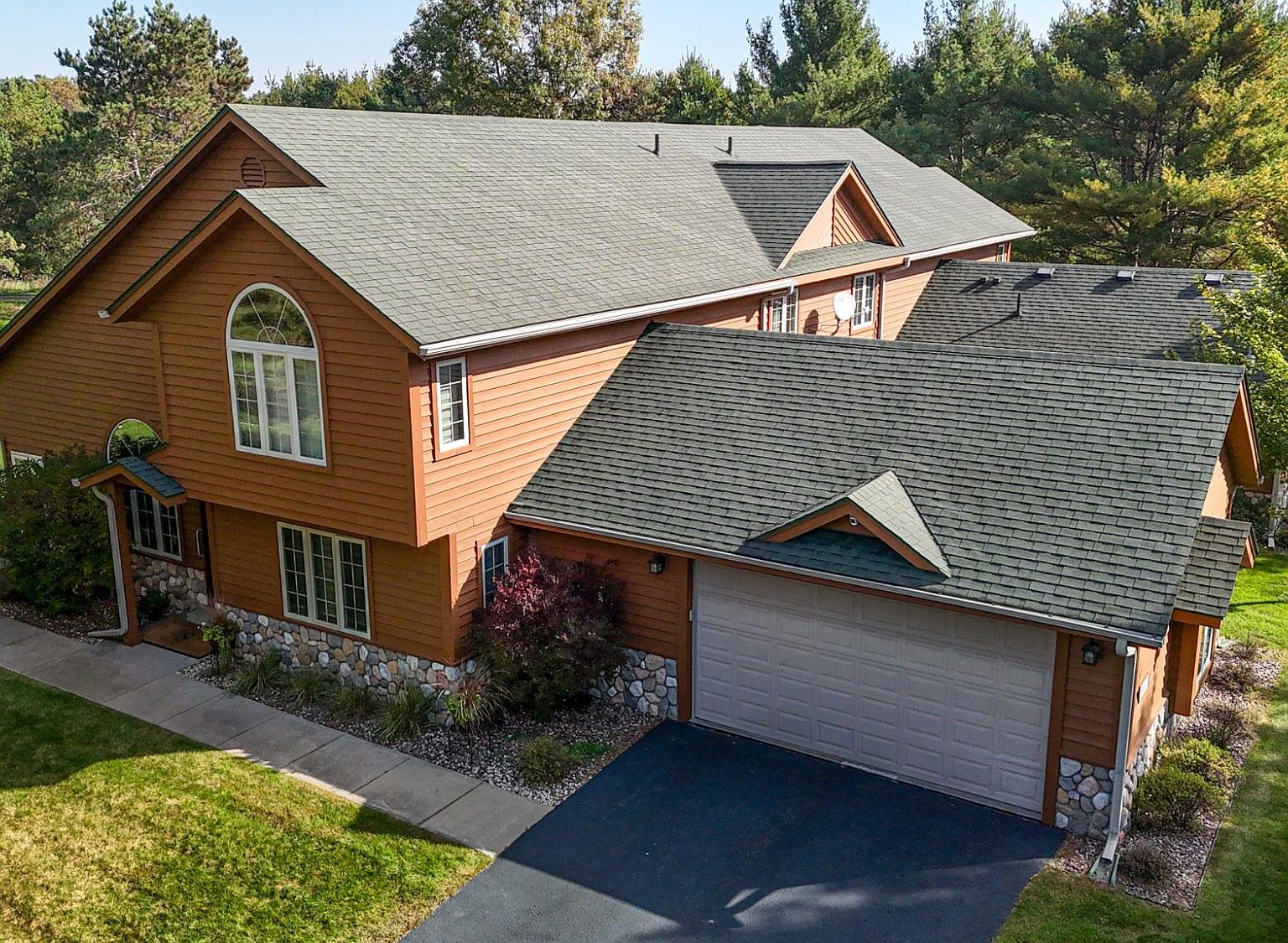 10027 Ridgewood Dr