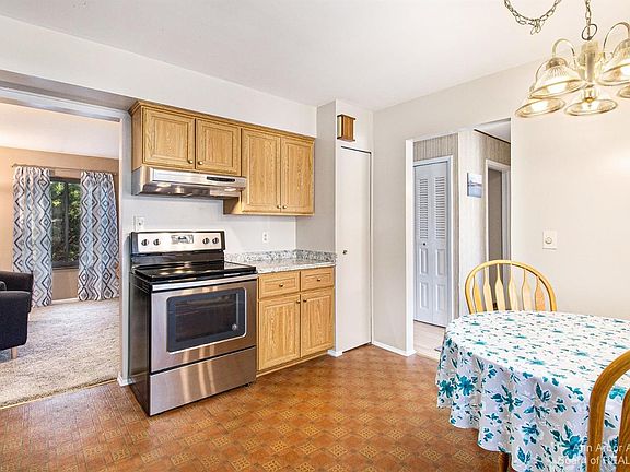 3rd image of 8413 Lakeview Ct