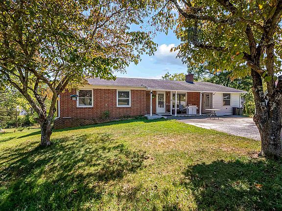 3rd image of 135 Echo Valley Cir