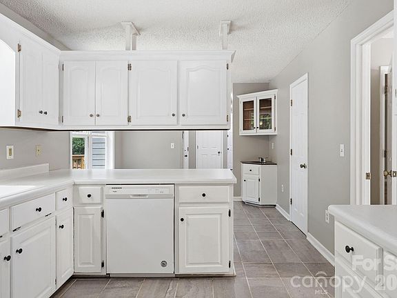 4th image of 340 Oakwood Ln