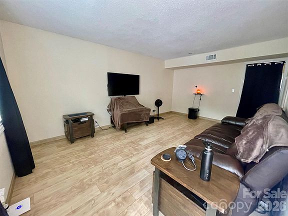 4th image of 1300 Larchmont Pl APT 311