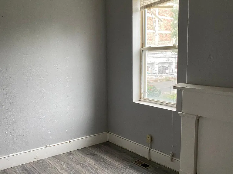 819 Lampton St #2R — Photo 5