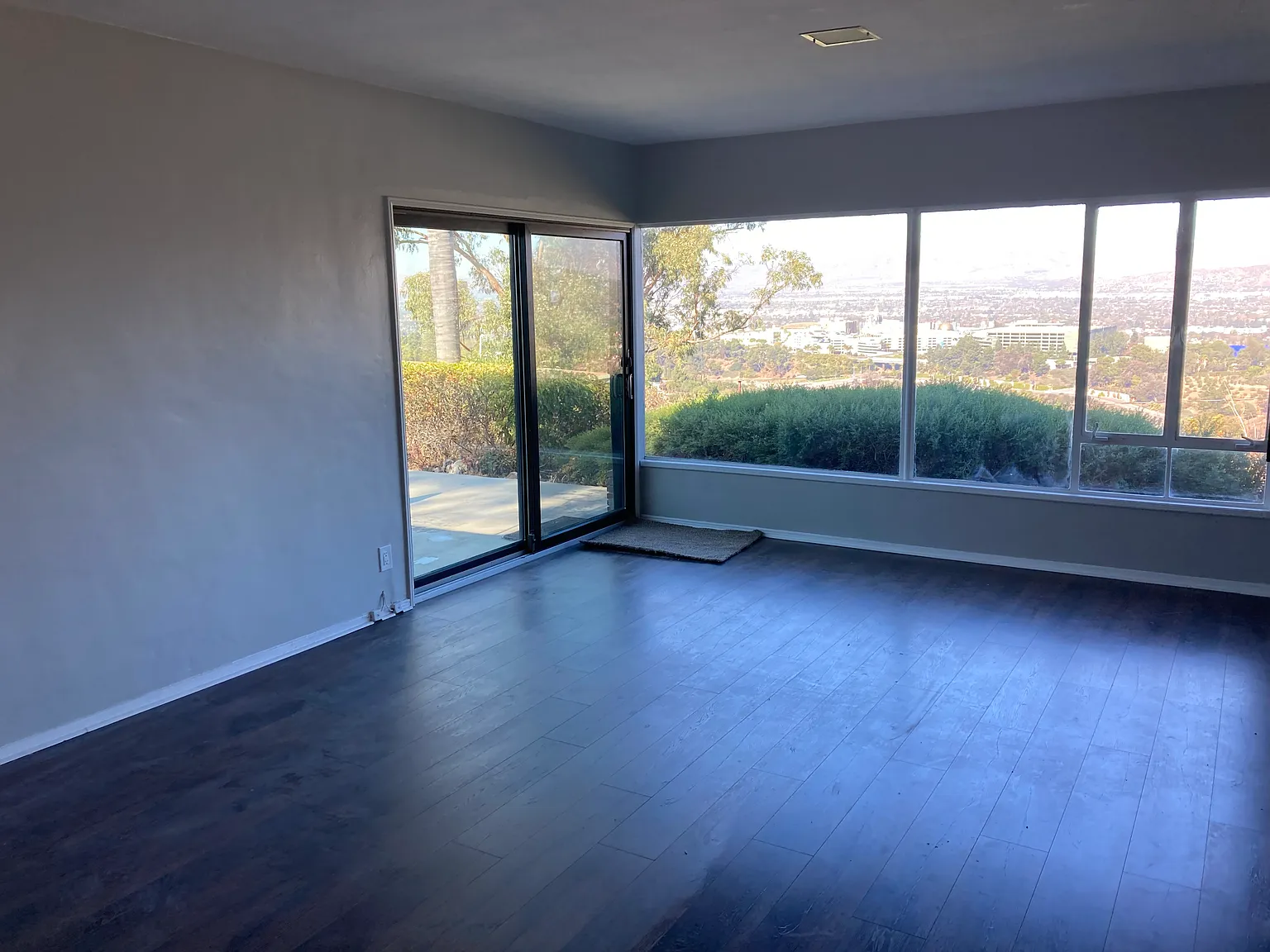 2 bed, 900 sqft, $4,200 — Photo 2
