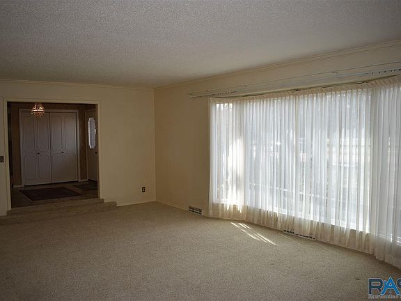 5th image of 936 N Roosevelt Ave