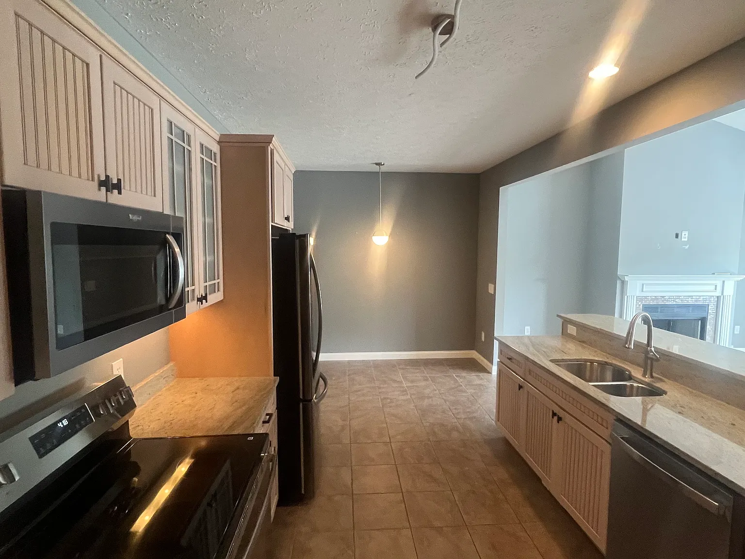 2 bed, 1700 sqft, $2,700 — Photo 3