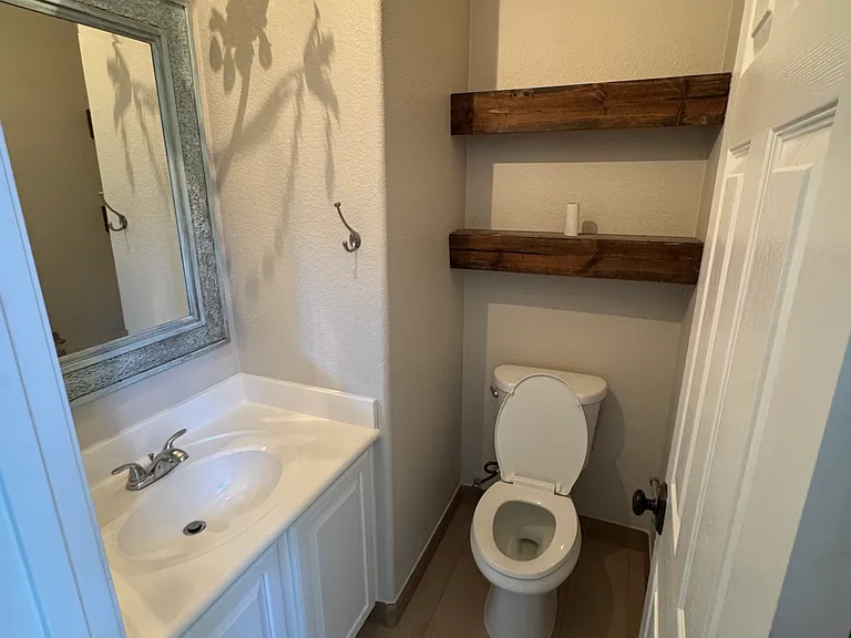 971 E Bellerive Pl — Photo 7