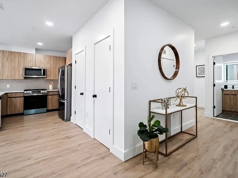 310 W Jersey St — Photo 8