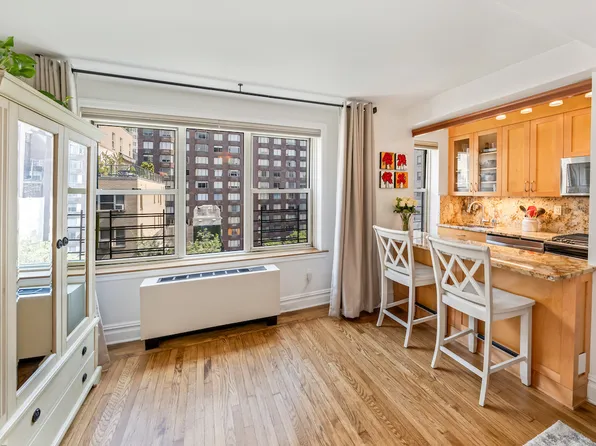 424 East 52nd Street image 2 of 9