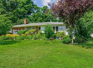 9 Evon Ln, Saint James, NY 11780