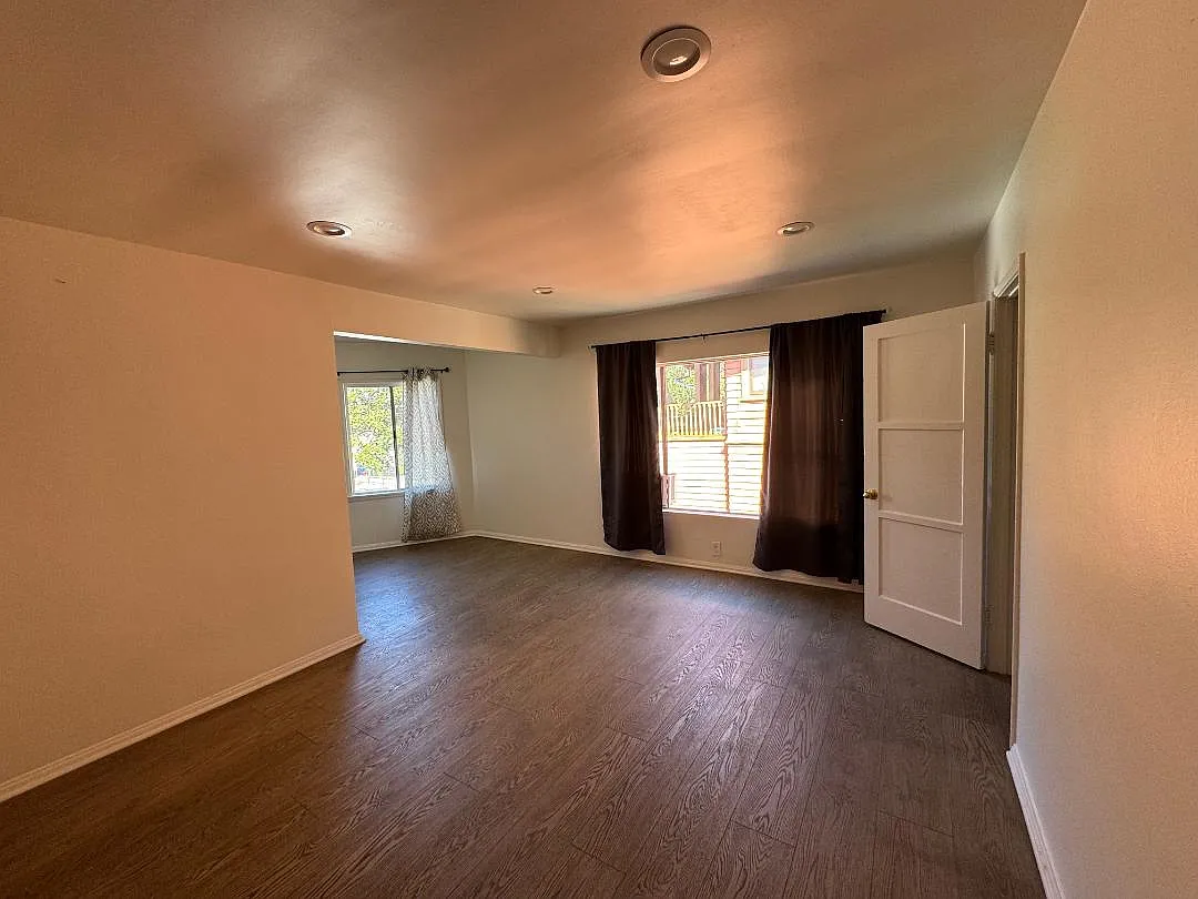 2 bed, 800 sqft, $2,400 — Photo 1