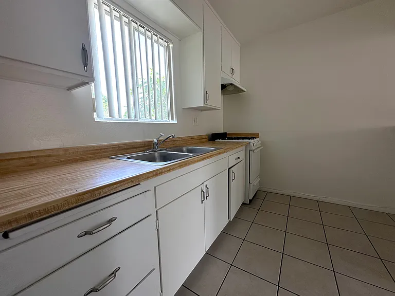 7636 Owensmouth — Photo 13