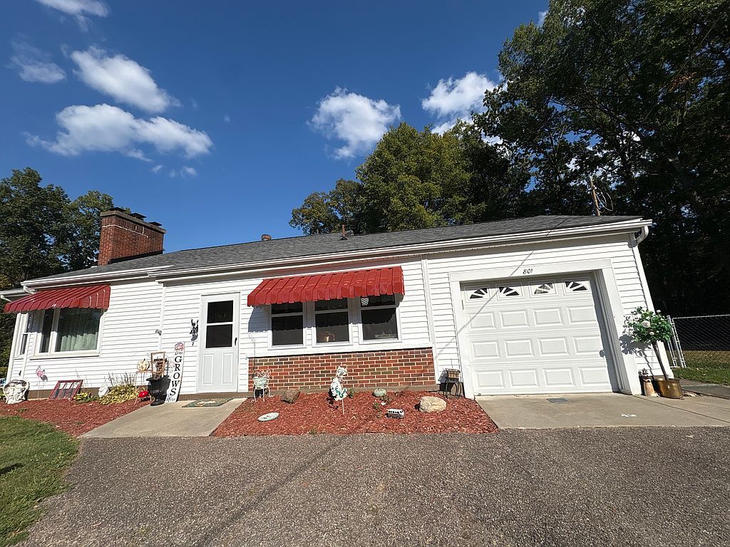 801 NE River Rd - Property Image