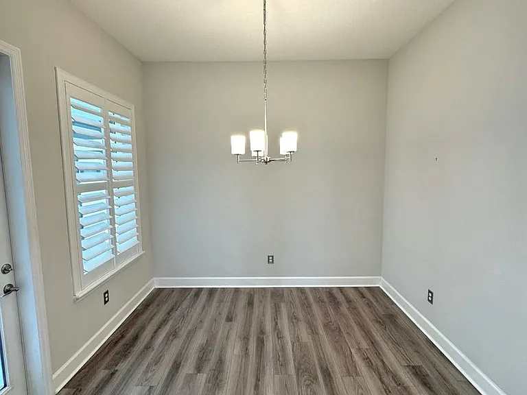 77 Park Center Ave — Photo 9