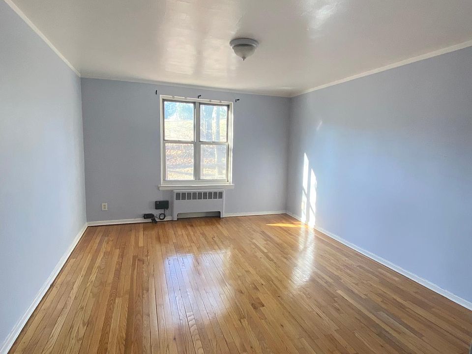 2nd image of 92 Spruce St Floor 1