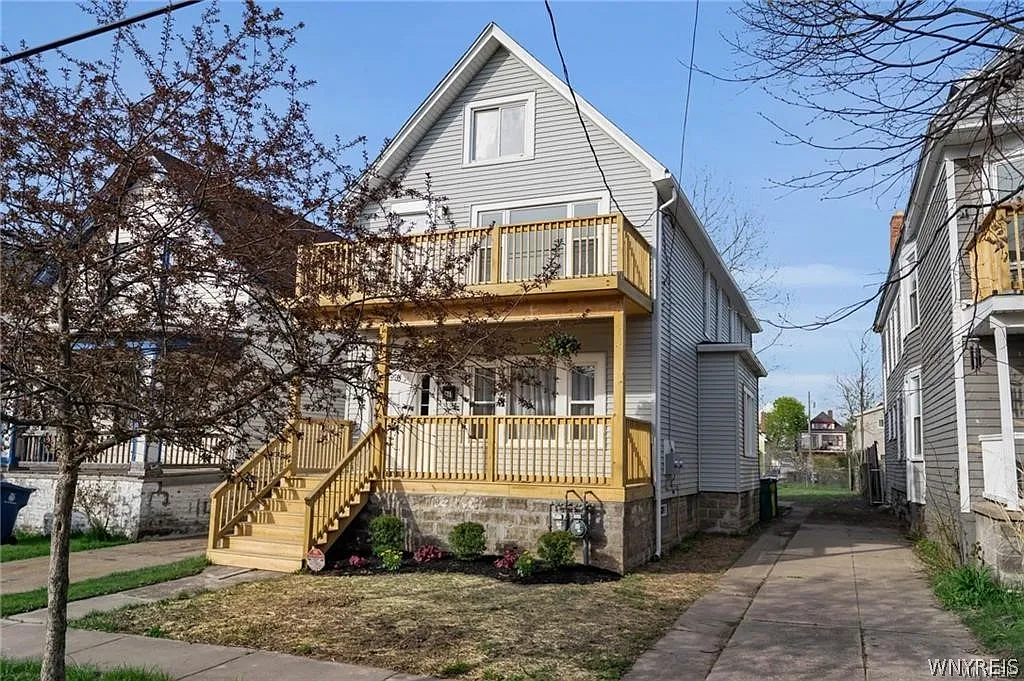 3 bed, 1.0 bath, 1276 sqft, $1,600 — Photo 2