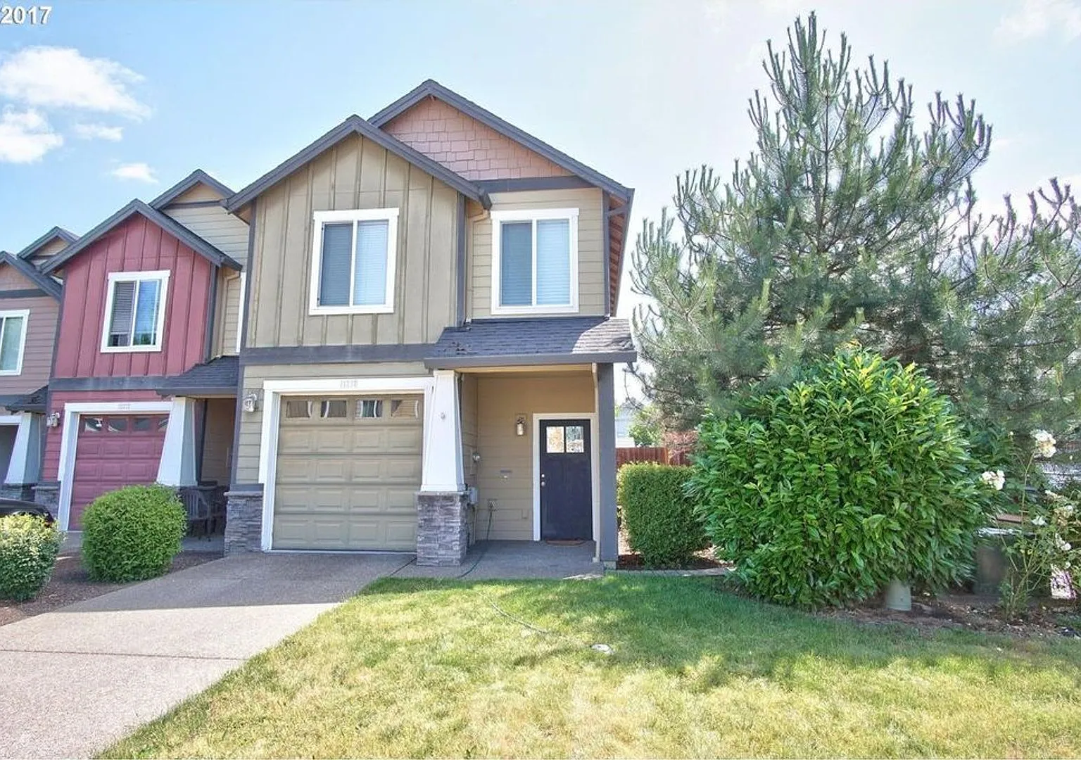 Excellent Location ! Nice Townhome with large fenced backyard. Close to shops, Walkscore is 70 ! — Photo 1