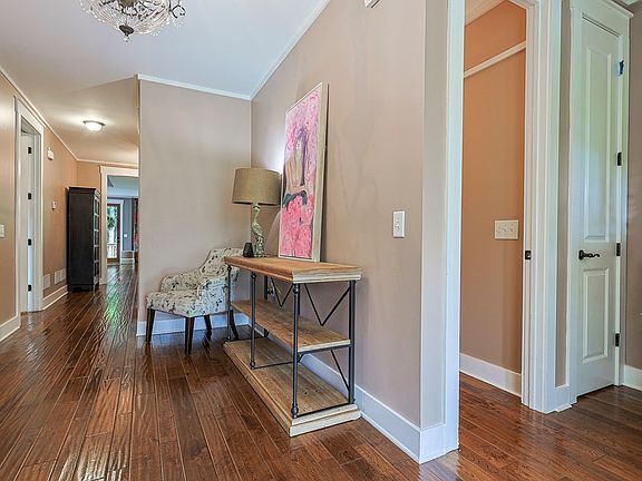 5th image of 111 Summit View Dr
