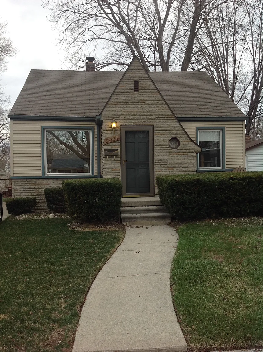 27835 Barrington St photo 1