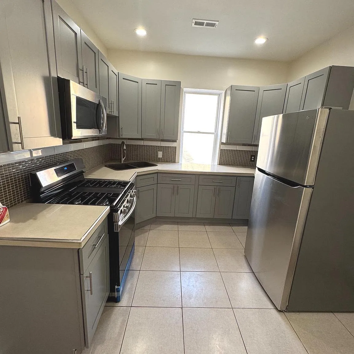 4 bed, 1.5 bath, 2506 sqft, $1,700 — Photo 1