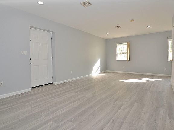 3rd image of 115 Oxford Ave #A