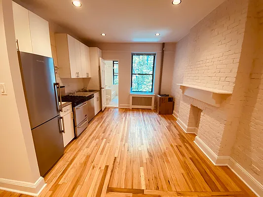 Rented by Metropolis Real Estate of Manhattan | media 4