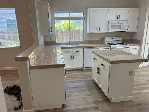5th image of 228 Halley Glen Dr